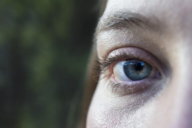 Atout beauté naturel : comment utiliser l’huile de ricin pour des sourcils plus fournis ?