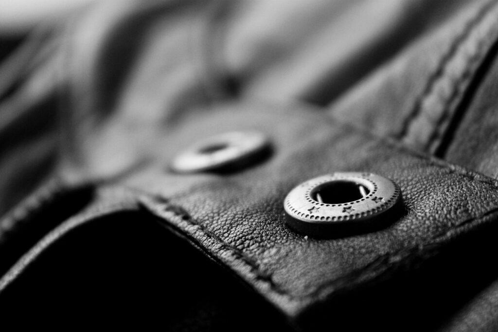 Le blouson cuir aviateur : un indispensable pour une garde-robe heureuse et positive